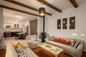 una sala de estar con un sofá y una mesa en Villa Mirkov San, en Pakovo Selo