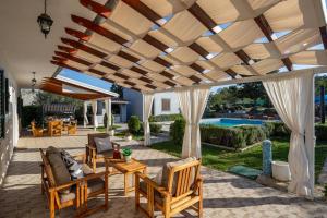 un patio al aire libre con pérgola de madera en Villa Mirkov San, en Pakovo Selo
