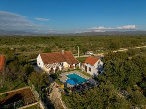 una vista aérea de una casa con piscina en Villa Mirkov San, en Pakovo Selo