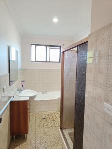 Ένα μπάνιο στο Spacious Queen Room in Large Merrylands Home with Sofa Bed - M2 +21 φωτογραφίες