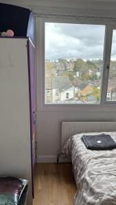 Un dormitorio con una cama y una ventana grande en Family Home Away from Home, en Chatham