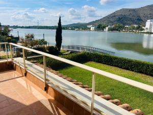 een balkon met uitzicht op een meer bij Villa Dulce in Port d'Alcudia