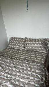 una cama con un edredón marrón y blanco en Family Home Away from Home, en Chatham