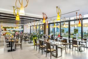 Reštaurácia alebo iné gastronomické zariadenie v ubytovaní Art Hotel Szeged
