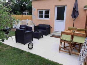 a patio with chairs and a piano in a yard at Othello Studio in Souillac