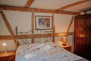 a bedroom with a bed with a metal canopy at Chatka zimorodka 1790 z sauną in Pielgrzymka
