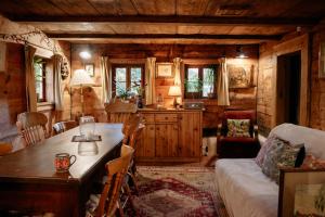 ein Wohnzimmer mit Tisch und Couch in der Unterkunft Chatka zimorodka in Pielgrzymka