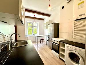 Kuchyň nebo kuchyňský kout v ubytování NW Pokoje na parterze CENTRUM & PARKING + 24 fotografií