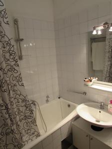uma casa de banho com uma banheira e um lavatório em Apartment Grado em Zagreb