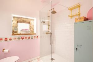 W łazience znajduje się kabina prysznicowa i toaleta. w obiekcie La Suite Años 50 La casa Barbie Bañera, chimenea w mieście Corcubión +22 zdjęcia