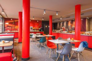 Un restaurante u otro lugar para comer en Hotel Ibis Bregenz