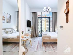 Ένα ή περισσότερα κρεβάτια σε δωμάτιο στο Studio in Azizi Riviera Comfort and Convenience +29 φωτογραφίες