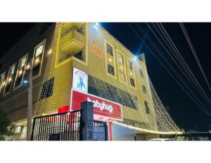 吉申格尔Hotel shree ji inn的黄色建筑的侧面有灯