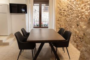 a dining room table and chairs in a room at Casa Rural Gandia in Bocairent