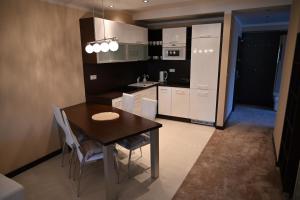 Kuchyňa alebo kuchynka v ubytovaní Luxusný apartmán v Hoteli Panorama s výhľadom na hory