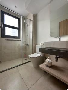 Bilik mandi di Shedwan 3 bed and nanny room townhouse