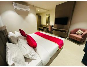 Hotel shree ji inn的电视和/或娱乐中心
