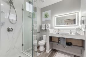 Ένα μπάνιο στο Stylish and Prestigious - 2 Bed 2 Bath On The Avenue +14 φωτογραφίες