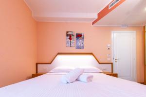 a bedroom with a bed with two towels on it at Sibilla Ospitalità in Visso