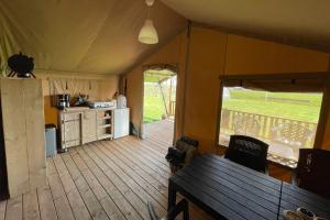 Glamping de Hof van Eeden的厨房或小厨房