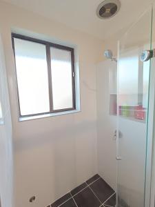 Gallery image of Cozy Family Room with Private Bathroom in Spacious Home - M8 in Merrylands