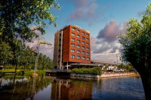 Výhled na řeku, která protéká v blízkosti hotelu
