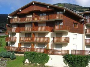ein großes Apartmenthaus mit Balkon darauf in der Unterkunft Appartement cosy à Châtel - 5 pers, WIFI - FR-1-198-207 in Châtel