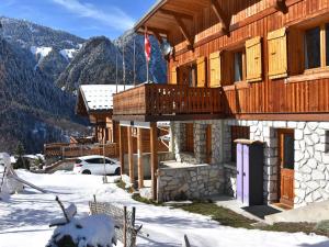 Agréable rez de jardin dans chalet avec animaux admis, pour 3 personnes - FR-1-464-183 في برالونيان-لا-فانواز: مبنى خشبي مع شرفة في الثلج