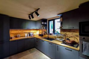 una cucina con un lavello e un piano di lavoro di Къща за гости Casa La Tinozza a Hisarya