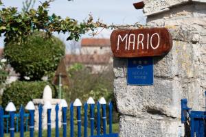 a sign that says marico next to a blue fence at Tolles Ferienhaus in Peresiji mit Privatem Pool in Peresiji
