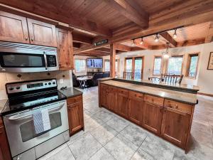 Η κουζίνα ή μικρή κουζίνα στο Alpine Acres