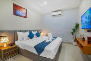 a bedroom with a bed with a stuffed animal on it at HOTEL SKY VIEW - Zirakpur, Chandigarh in Zirakpur +26 photos