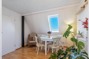 LugauにあるYvette's Ferienwohnungの白いテーブルと椅子のあるダイニングルーム