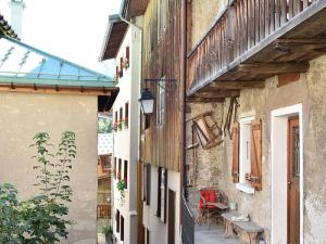 普拉洛尼昂拉瓦努瓦斯Appartement en centre-ville, proche des pistes, 4 personnes - FR-1-464-191的两栋建筑之间的小巷,配有桌椅 更多12张照片