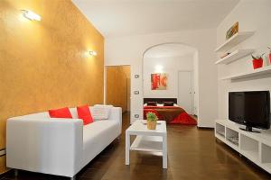 フィレンツェにあるApartments Florence San Gallo IIのリビングルーム(白いソファ、テレビ付)