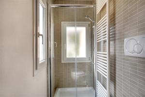 La salle de bains est pourvue d'une douche avec une porte en verre. dans l'établissement Apartments Florence San Gallo II, à Florence