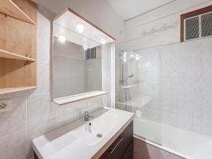 Koupelna v ubytování Appartement à 600m des remontées mécaniques, centre Morzine, chalet les Joux + 37 fotografií