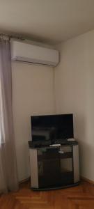 クラリェヴォにあるApartman Kraljevo-ceo stan,privatan parkingの薄型テレビ(室内スタンド付)