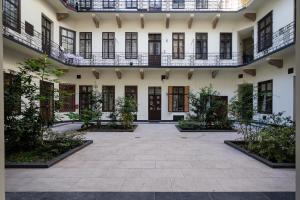 Vonkajšia záhrada v ubytovaní Kiraly 44 Luxury Apartment with free parking