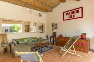Posezení v ubytování Maison Dix Chambres d'hôtes et Espace SPA Bien être
