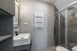 a bathroom with a sink and a shower at Sosnowy Szum Sauna 3 Wanny Spa in Jastrzębia Góra +46 photos
