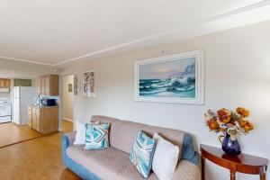 ein Wohnzimmer mit einem Sofa und einer Vase aus Blumen in der Unterkunft Sakina’s Paradise Three in Newport