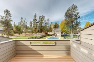 サンリヴァーにあるFairway Village Unit 9のプール付きの家のバルコニーからの眺め