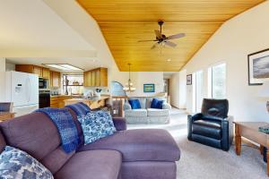 サンリヴァーにあるFairway Village Unit 9のソファと天井ファンのあるリビングルーム