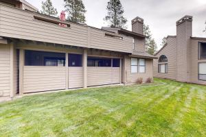 サンリヴァーにあるFairway Village Unit 9の芝生の家