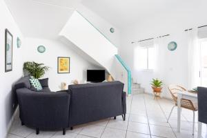 Telewizja i/lub zestaw kina domowego w obiekcie Casa Naranja - Heated Pool - BBQ - Terrace - Free Wifi - Child & Pet-Friendly - 3 bedrooms - 6 people