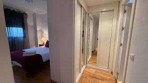 Łóżko lub łóżka w pokoju w obiekcie Apartments Madrid Suite Aeropuerto, IFEMA