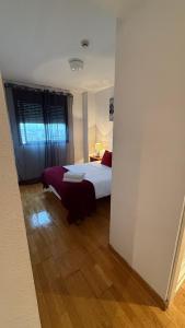 Łóżko lub łóżka w pokoju w obiekcie Apartments Madrid Suite Aeropuerto, IFEMA