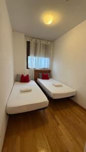 Łóżko lub łóżka w pokoju w obiekcie Apartments Madrid Suite Aeropuerto, IFEMA