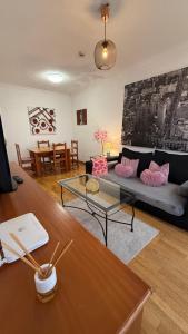 Część wypoczynkowa w obiekcie Apartments Madrid Suite Aeropuerto, IFEMA